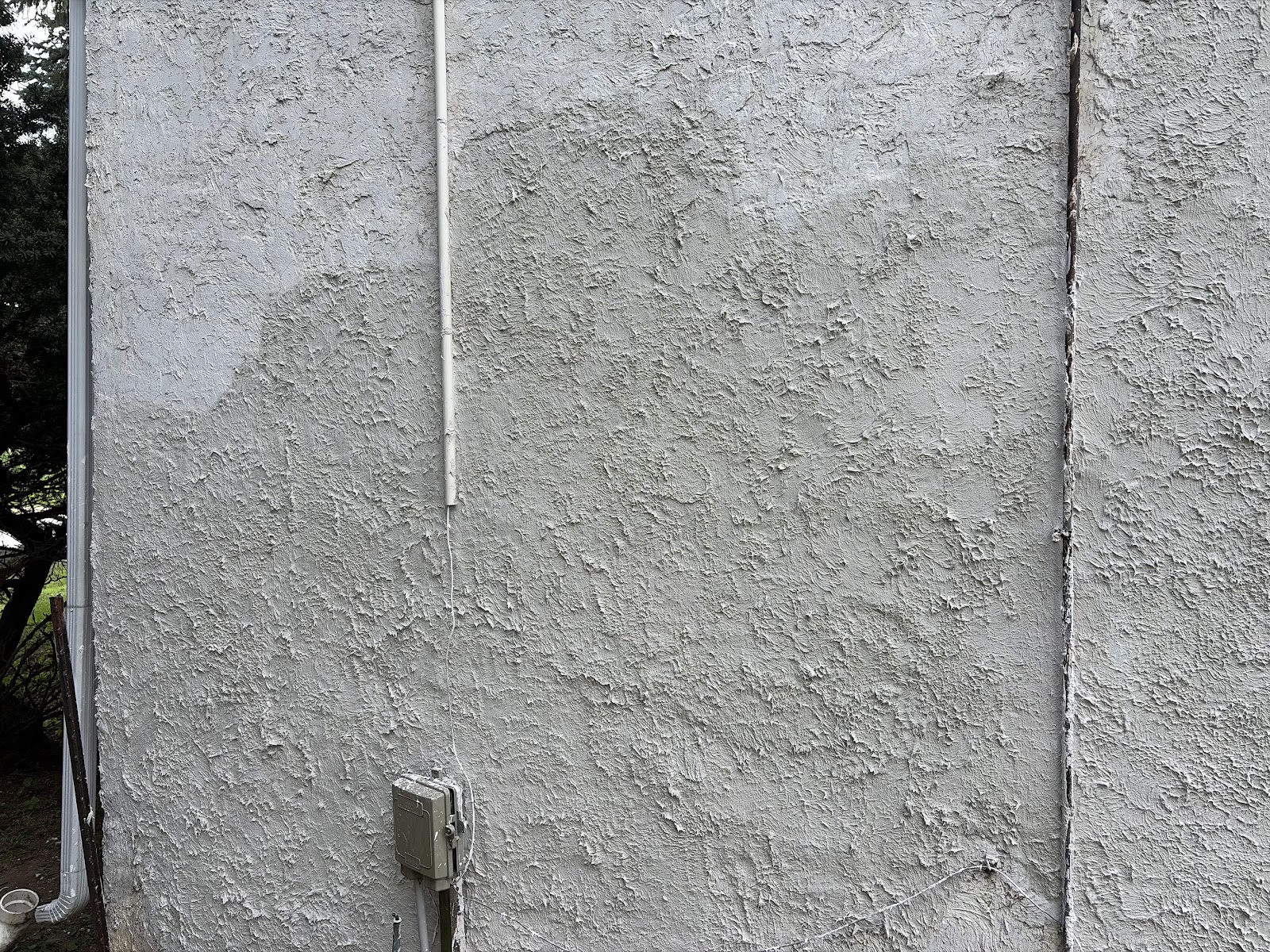 Newly coated wall section with a uniform surface bonding cement finish