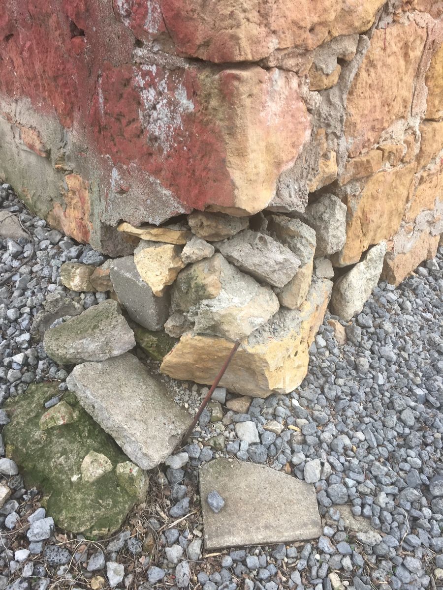 An outside corner where the mortar failed and stones came loose. A corner like this usually needs a section rebuilt.